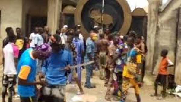 Mob chase away Osun monarch, seals palace